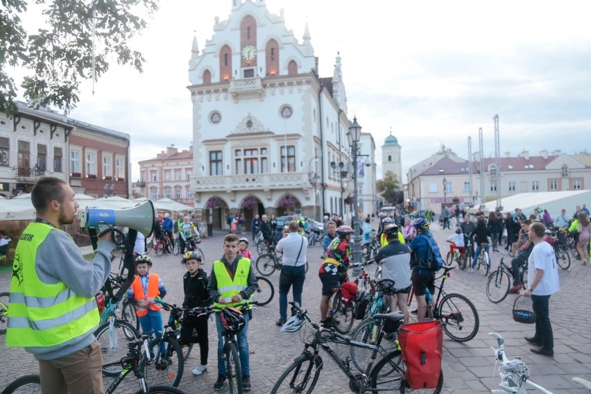 Ostatnia rzeszowska Masa Krytyczna w 2019 roku. Na trasie 150 rowerzystów i 1 piesek [ZDJĘCIA]