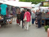 Mnóstwo osób na bazarach w Kielcach. Deszczowa aura nie zniechęciła kupujących 