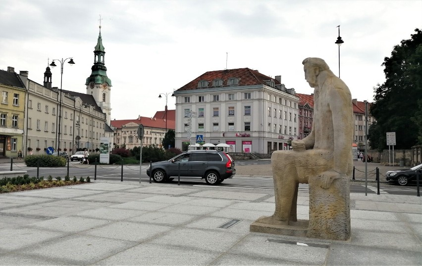 Pomnik Adama Asnyka w Kaliszu. Rzeźba została odsłonięta 61...