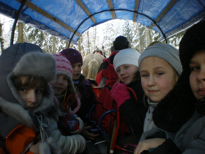 Rybnik-Niewiadom: Dzieciaki bawią się na lodowisku i na wycieczkach