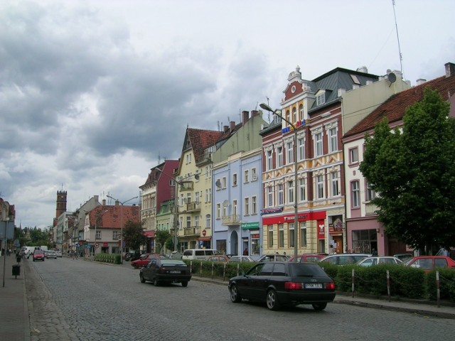 TAK BYŁO. Nowosolski plac Wyzwolenia został zgłoszony do konkursu Modernizacja Roku 2006. Jeszcze jesienią ub. roku - jak widać na zdjęciu - po prawej stronie jezdni był parking.
Fot. Jola Paczkowska