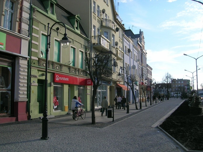 Przebudowano więc plac, oddzielając jezdnię od deptaka...