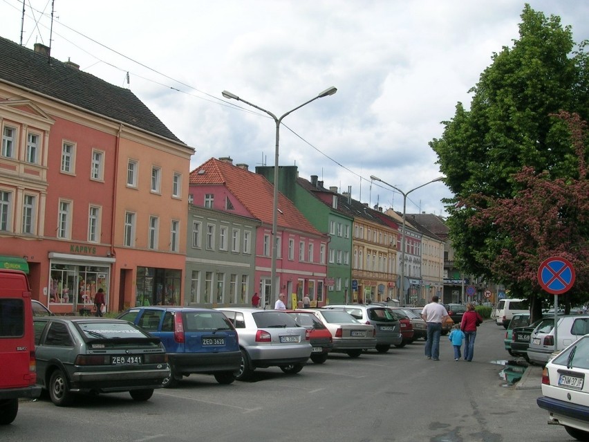 TAK BYŁO. Choć na tle odrestaurowanych kamieniczek auta nie...