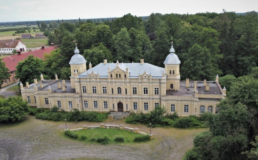 Zespół rezydencjonalno-folwarczny w Golejewku składa się z...