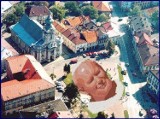 Siedem tysięcy mieszkańców Wadowic zrobiło na rynku żywy portret papieża Jana Pawła II. Archiwalne zdjęcia i film sprzed 18 lat