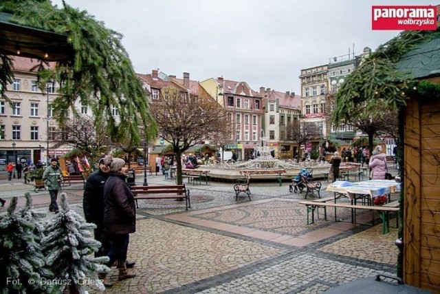 Skromny jarmark i żadnych nowości w iluminacjach świątecznych w Wałbrzychu. A tak było w poprzednich latach