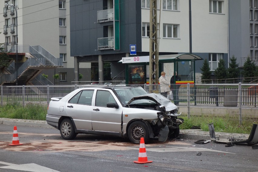 Zderzenie trzech samochodów na al. Politechniki w Łodzi