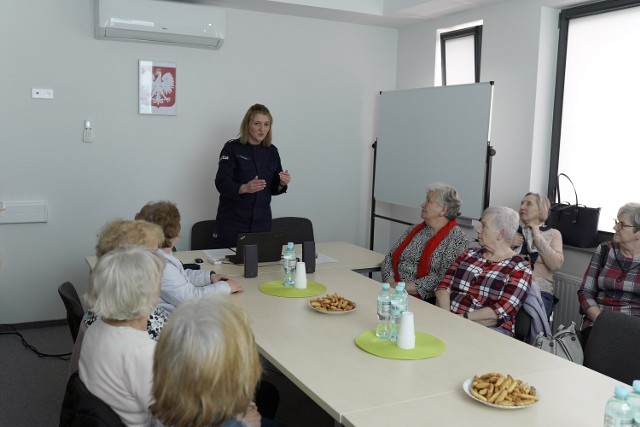 Słuchacze Uniwersytetu Trzeciego Wieku odwiedzili Komisariat Policji w Kluczach