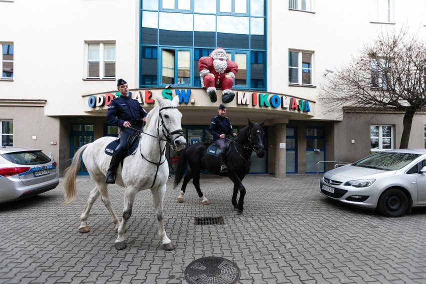 Policjanci odwiedzili dzieci przebywające na oddziale świętego Mikołaja 