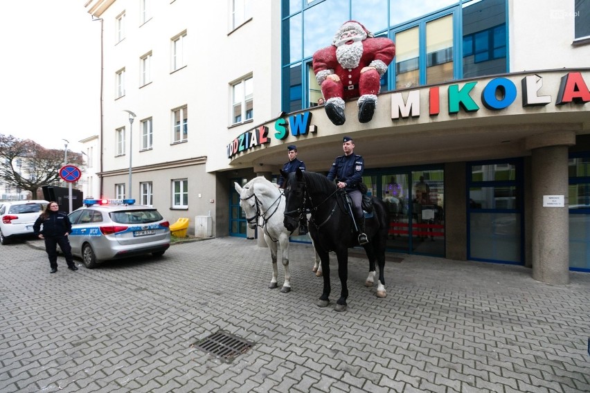 Policjanci odwiedzili dzieci przebywające na oddziale świętego Mikołaja 