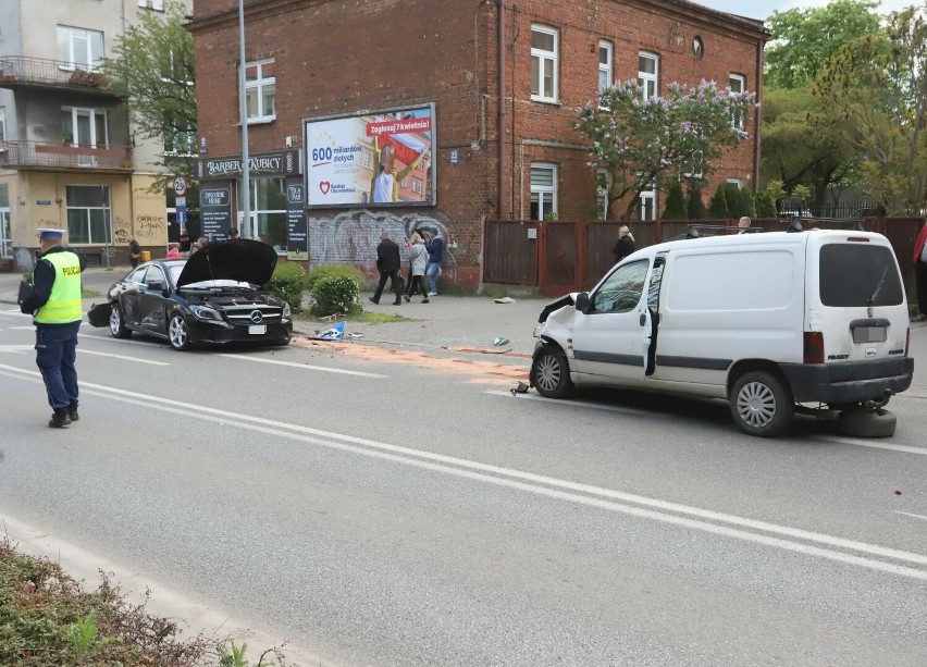 Wypadek na skrzyżowaniu ulic Struga i Miłej w Radomiu. Zderzyły się trzy samochody osobowe, trzy osoby ranne