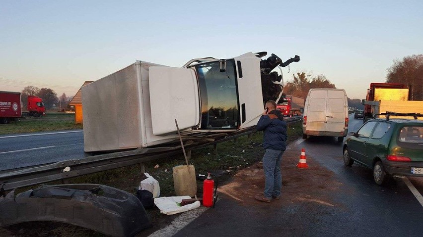 Wypadek w Piasku. Dostawczak na barierkach, DK1 zablokowana [ZDJĘCIA]