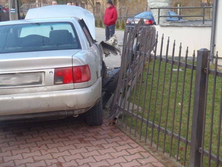 Audi staranowano ogrodzenia po dwóch stronach drogi w Rytrze