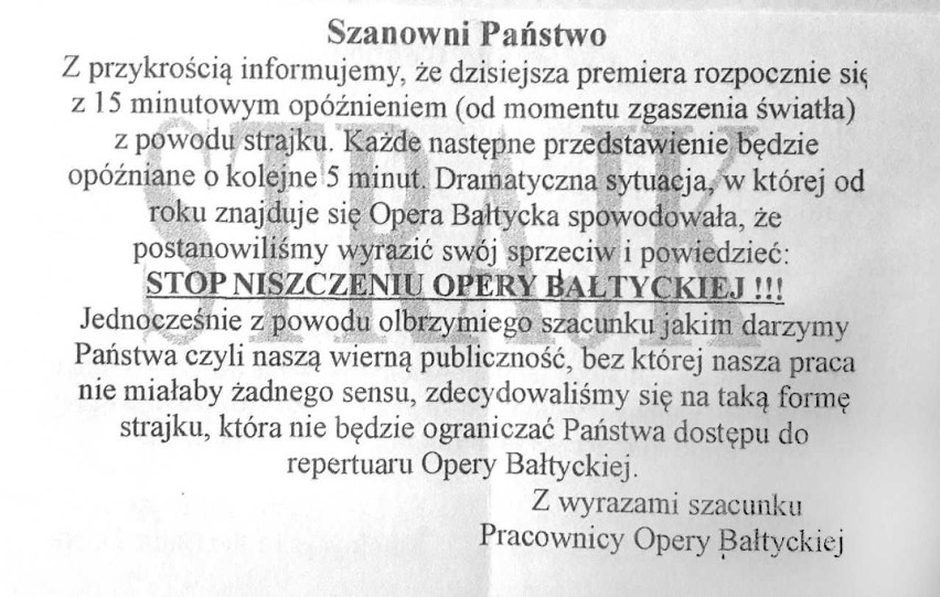 Takie ulotki rozdawano widzom w Operze Bałtyckiej przed...