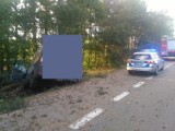 Wypadek na DK-6 w Mostach. Kierujący peugeotem uderzył w drzewo, pasażer został ranny FOTO