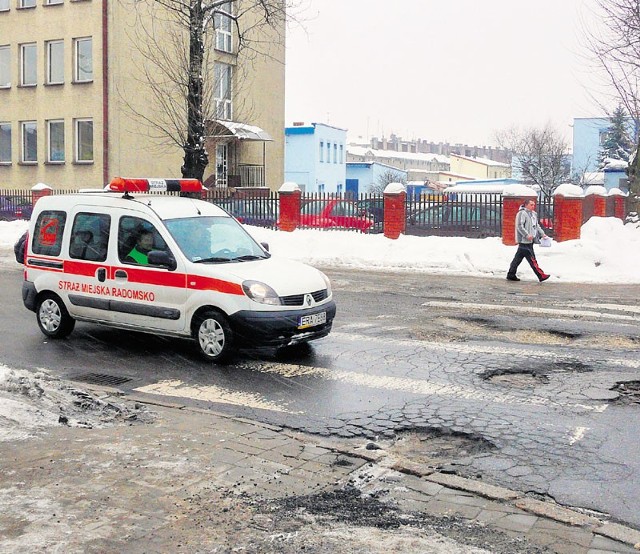 Na duże wyrwy w jezdni trzeba uważać m.in. przy Urzędzie Skarbowym w Radomsku