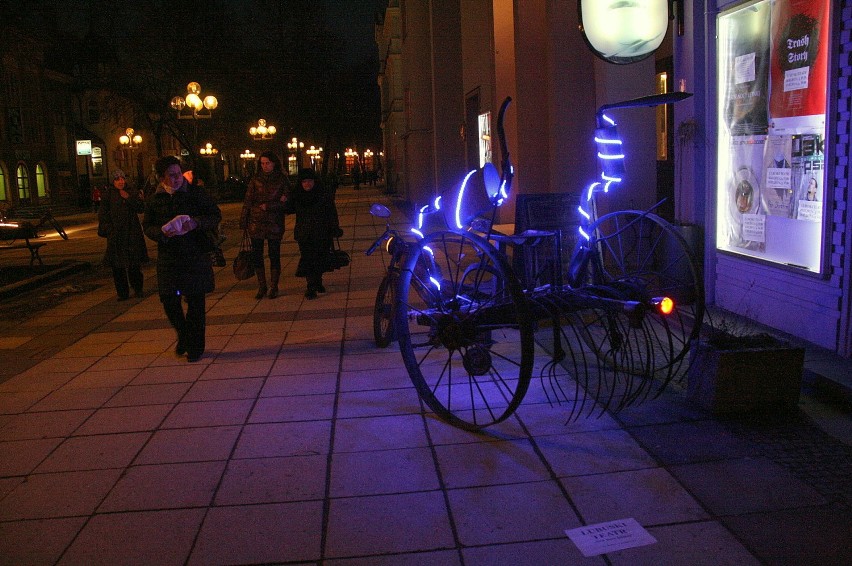 Przed Lubuskim Teatrem w piątkowy wieczór