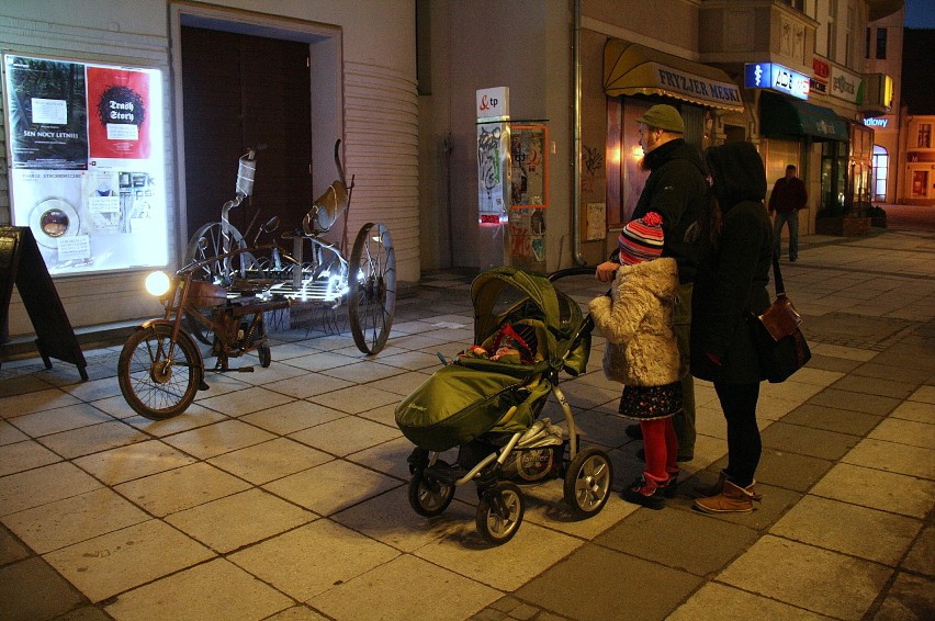 Przed Lubuskim Teatrem w piątkowy wieczór