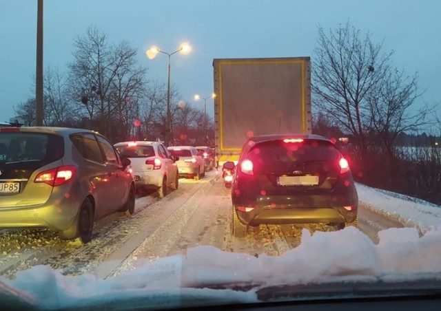 Trasy przez Jure są oblodzone i zablokowane przez ciężarówki i samochody osobowe.