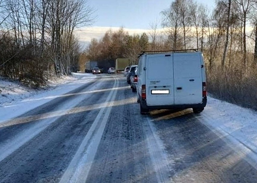 Trasy przez Jure są oblodzone i zablokowane przez ciężarówki...