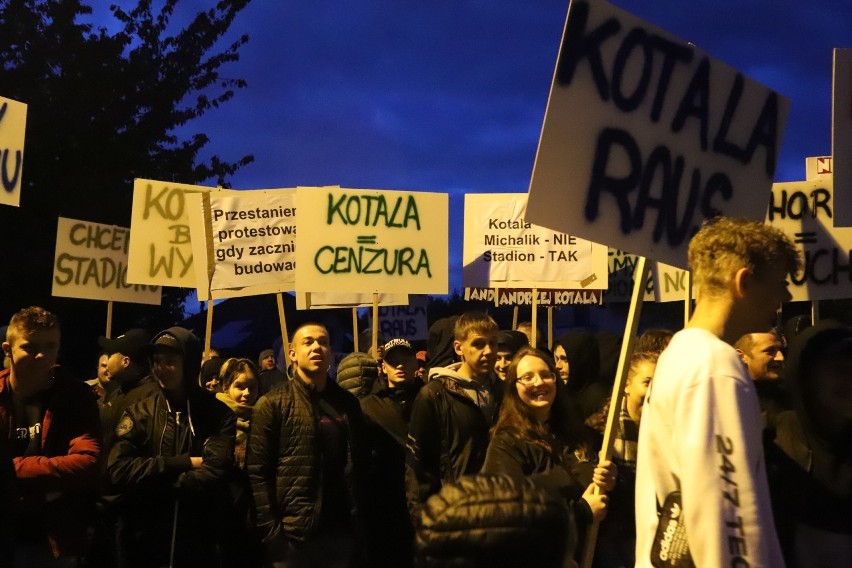 Kibice Ruchu protestujący pod domem prezydenta Kotali