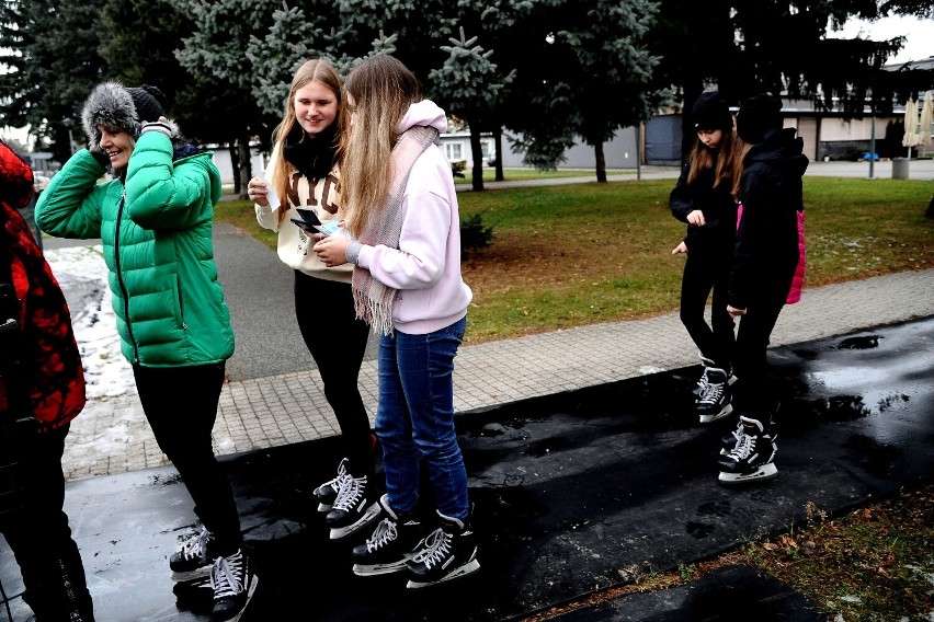 Sezon na łyżwy w Jaśle rozpoczęty. Chętnych do pierwszych szaleństw na lodowisku MOSiR nie brakowało [GALERIA]