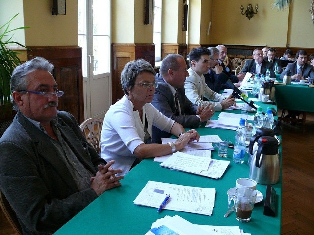 Radny Goździk (z lewej) wyjaśnił, że to troska o frekwencję wyborczą