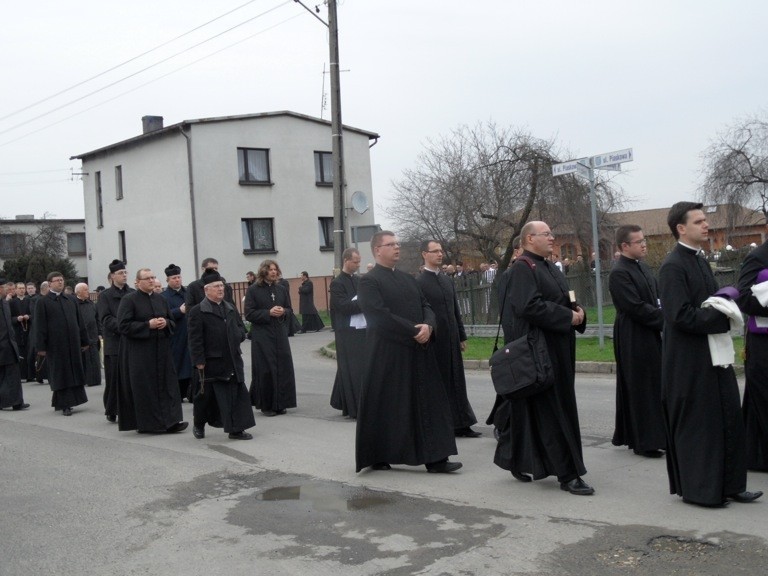 Rusinowice: Pogrzeb ks. Damiana Kominka [ZDJĘCIA]. Duszpasterza żegnały tłumy wiernych