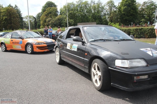 Na parkingu przy Hali Mistrzów we Włocławku trwa Autoslalom. Jest on VI Rundą Mistrzostw Okręgu Bydgoskiego PZM. 
Rywalizuje dwudziestu kierowców z m.i.n. automobilklubów Toruńskiego, Kujawsko-Pomorskiego i Grudziądzkiego.
Organizatorem akcji jest Automobilklub Włocławski.


***
Oto motoryzacyjna impreza, gdzie rdza miesza się z chromem, a amerykański styl ze słowiańską fantazją 

wideo: TVN Turbo/x-news
