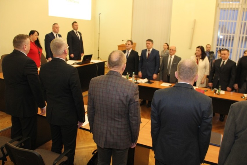 Powiatowi radni oddali dziś cześć zamordowanemu prezydentowi Gdańska i uchwalili budżet na 2019 rok