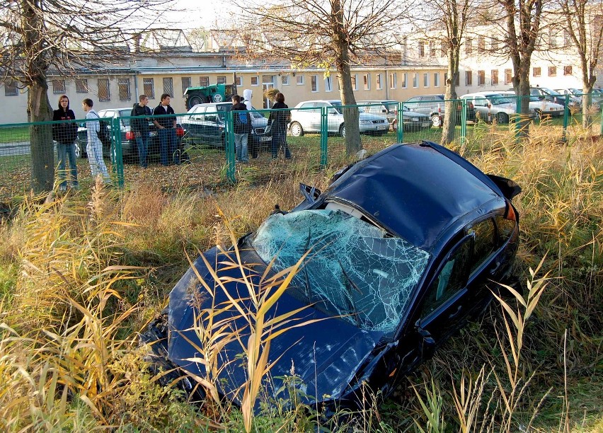 Auto dachowało na drodze między Kmiecinem a Nowym Dworem Gdańskim