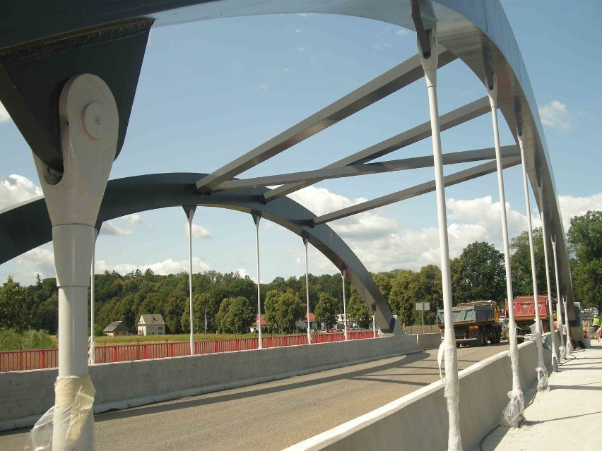 Most w Biertowicach ma ciekawą konstrukcję łukową, do której...
