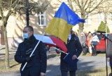 Wzniesiono flagę Ukrainy na placu Unii Europejskiej w Krośnie Odrzańskim. Mieszkańcy protestowali przeciwko wojnie w Ukrainie