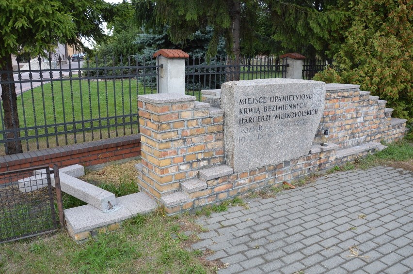 Ktoś uszkodził pomnik poświęcony rozstrzelanym w Łowiczu harcerzom 