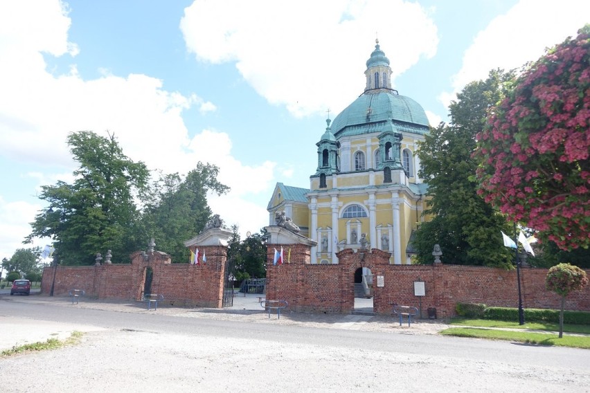 Msze Św. w Bazylice Świętogórskiej jak w każdą Niedzielę o...