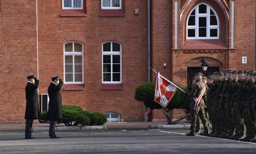 Uroczysta zbiórka w bazie wojskowej w Malborku w przededniu Narodowego Święta Niepodległości