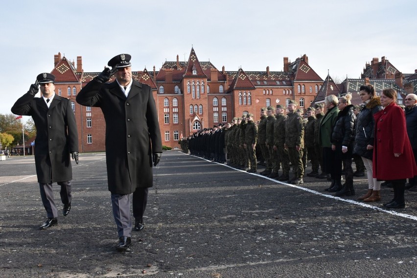 Uroczysta zbiórka w bazie wojskowej w Malborku w przededniu Narodowego Święta Niepodległości