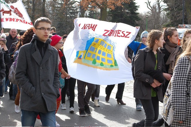 Happening w Tczewie: Młodzież protestowała przeciwko psim kupom na chodnikach