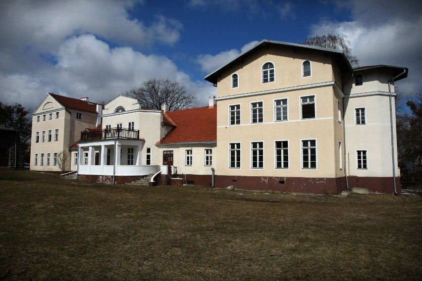 Gdynia: Flesz z przeszłości. 8.04.2013. Orłowo osiem lat temu. Opuszczone sanatorium, inwestycje, molo i dworek