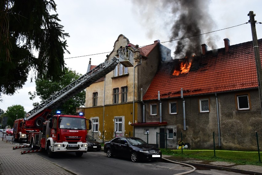 Pożar poddasza na ul. Nowowiejskiej w Dzierżoniowie. Kliknij...