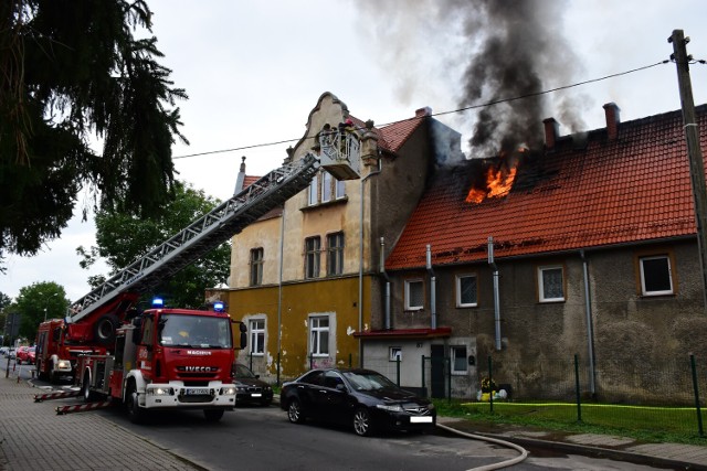 Pożar poddasza na ul. Nowowiejskiej w Dzierżoniowie. Kliknij w następny slajd, aby obejrzeć zdjęcia w galerii z akcji gaśniczej. ------->