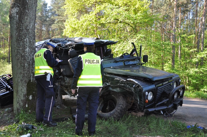 Wypadek w Sierakowie. Osobówka uderzyła w drzewo