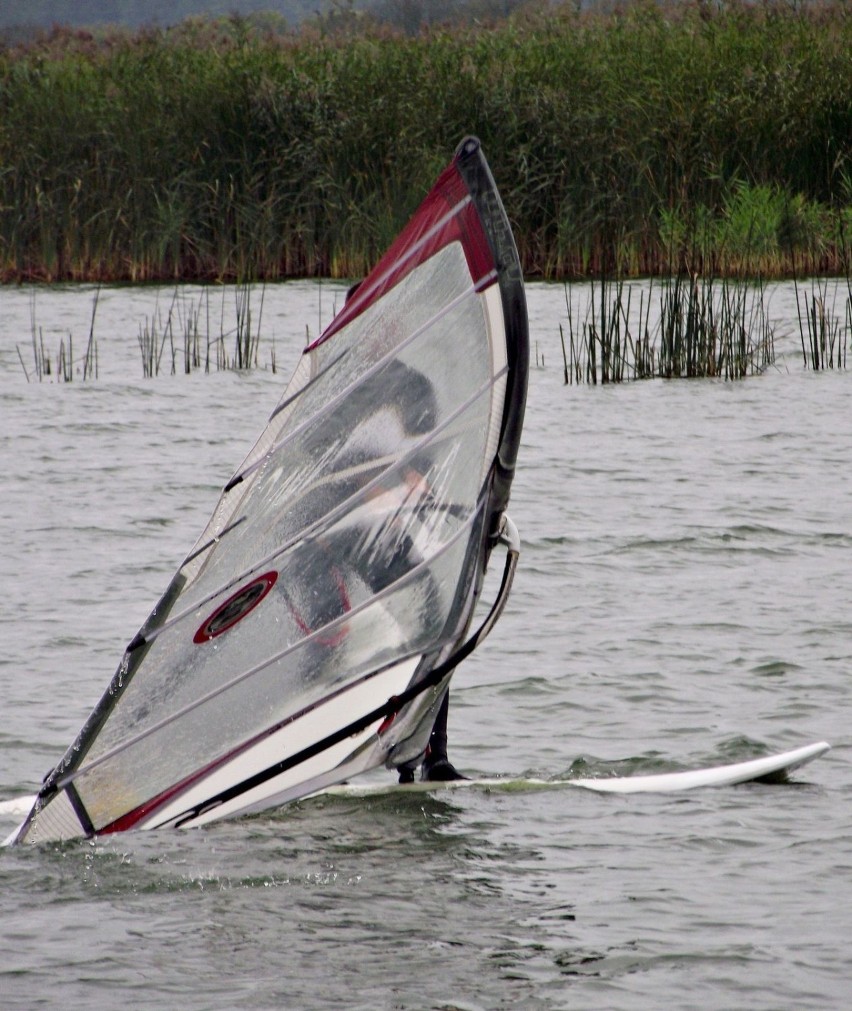 Windsurfing - wodne żeglowanie przy sprzyjającym wietrze....