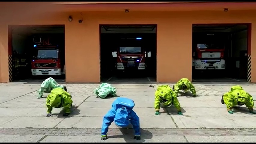 Gaszyn Challenge: Biskup z klerykami oraz strażacy z Kalisza pompowali dla maleńkiej Sandry. WIDEO