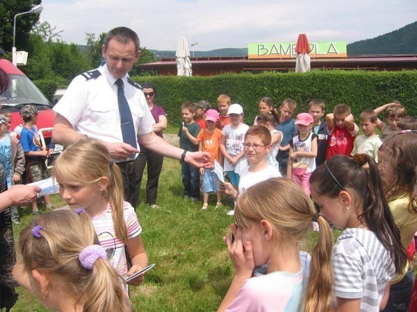 Policjanci tłumaczyli dzieciom, jak bezpiecznie zachowywać się w czasie wypoczynku nad wodą