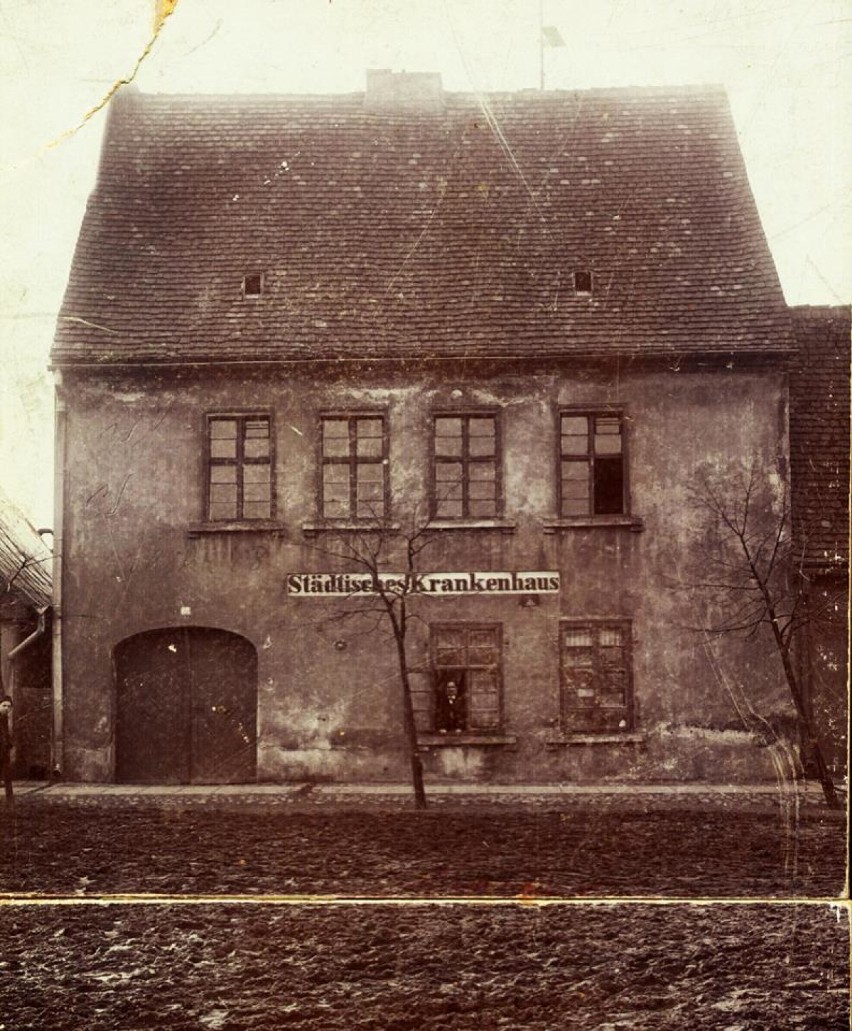 Zdjęcie z 1862 r. przedstawia pierwszy szpital miejski w...