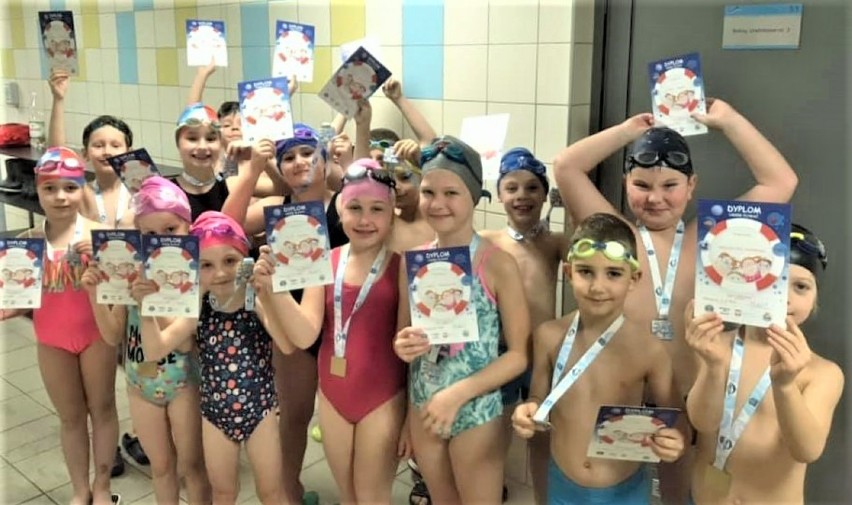 Uczestnicy projektu "Umiem pływać" 2020 prezentują z dumą...
