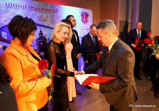 53 nauczycieli odebrało nagrody od burmistrza Staszowa doktora Leszka Kopcia