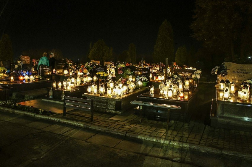 Wszystkich Świętych na cmentarzu w Kazimierzy Wielkiej wieczorowa porą. Światło zniczy tworzy bajeczne widoki. Zobacz zdjęcia