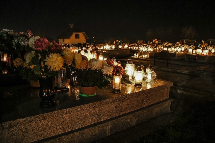 Wszystkich Świętych na cmentarzu w Kazimierzy Wielkiej wieczorowa porą. Światło zniczy tworzy bajeczne widoki. Zobacz zdjęcia